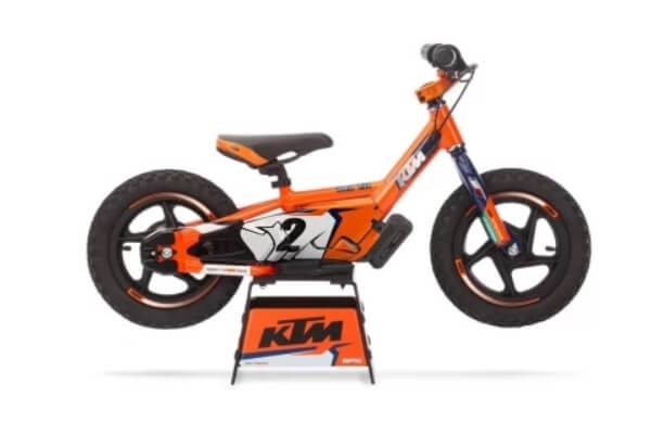 Primul pas in lumea pe doua roti: bicicleta electrica de echilibru KTM Replica 12eDRIVE pentru copii